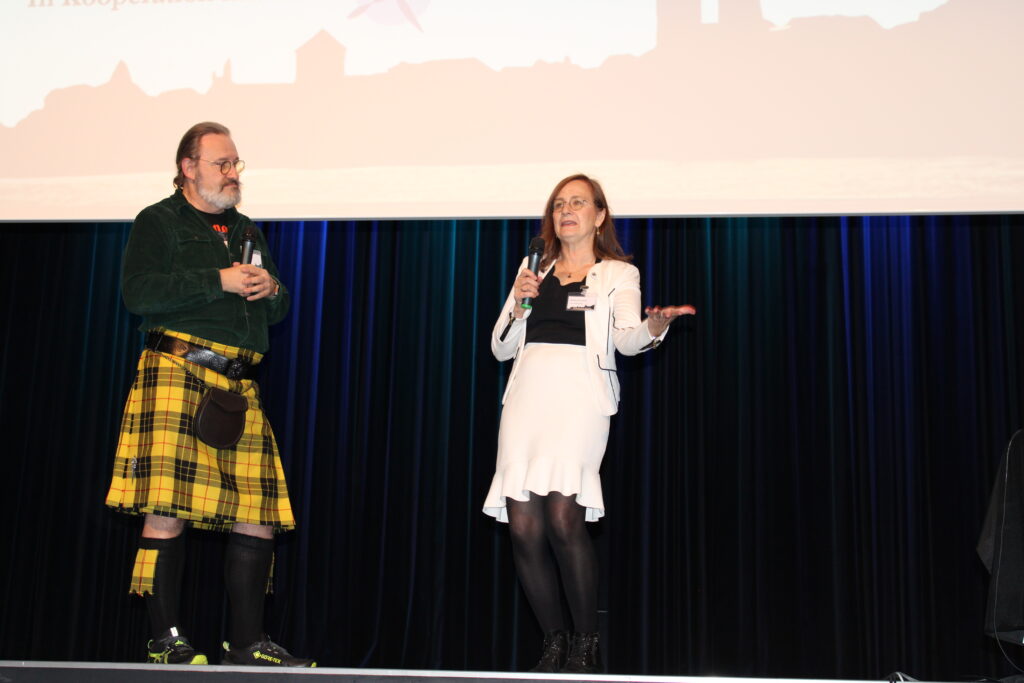 zwei Personen stehen auf der Bühne