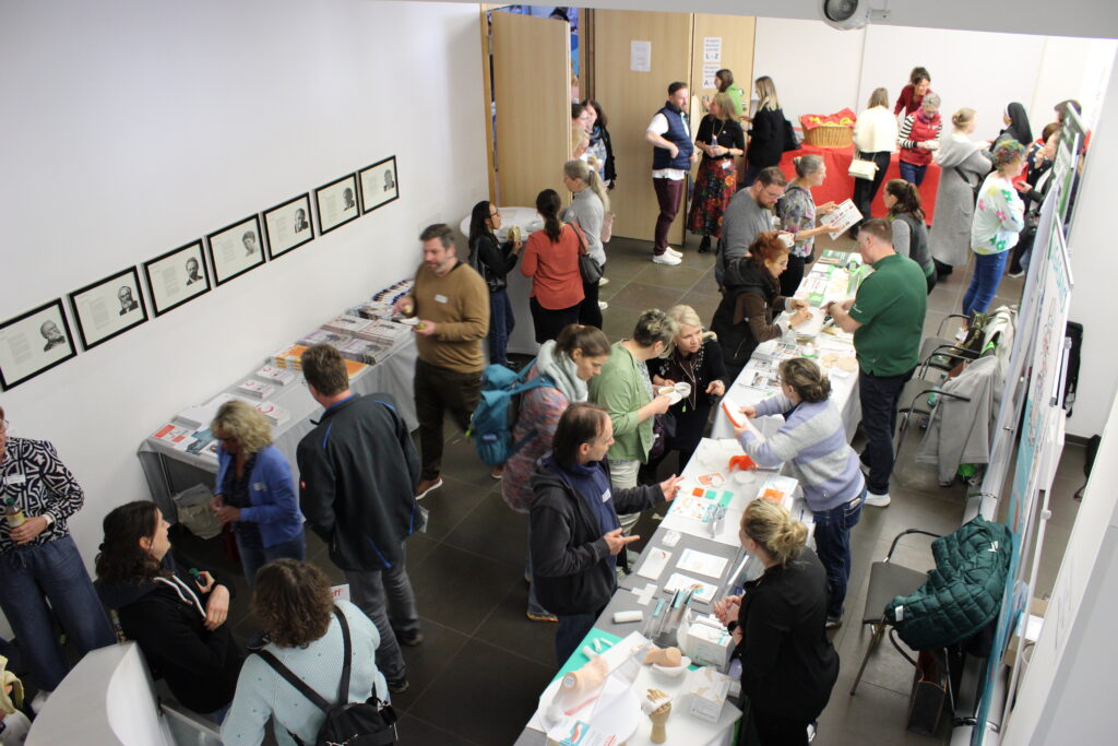 Besucher der Industrieausstellung