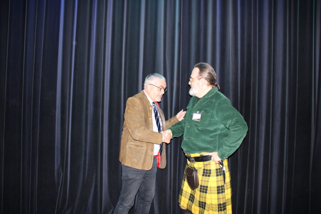 zwei Personen stehen auf der Bühne